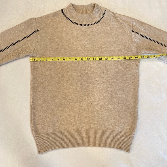 R D Style sweater with black thread detail - Picture 4 of 8